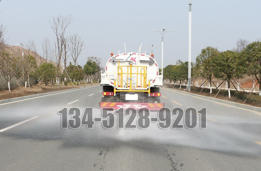 東風天錦12噸灑水車後(hòu)灑實拍圖片