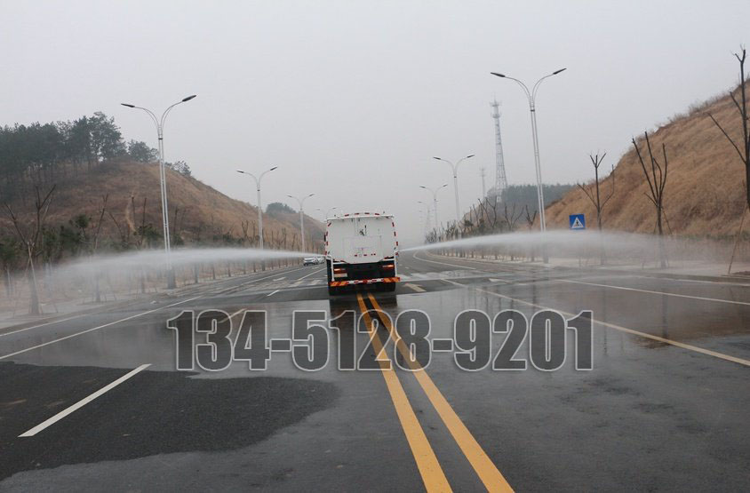 福田歐曼小三軸20噸灑水車側噴實拍圖片
