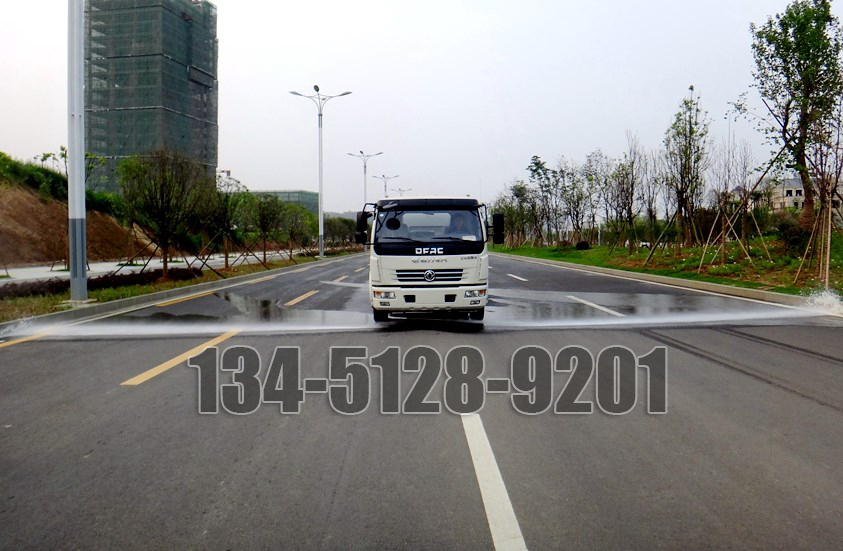 東風天然氣5噸灑水車前沖圖片